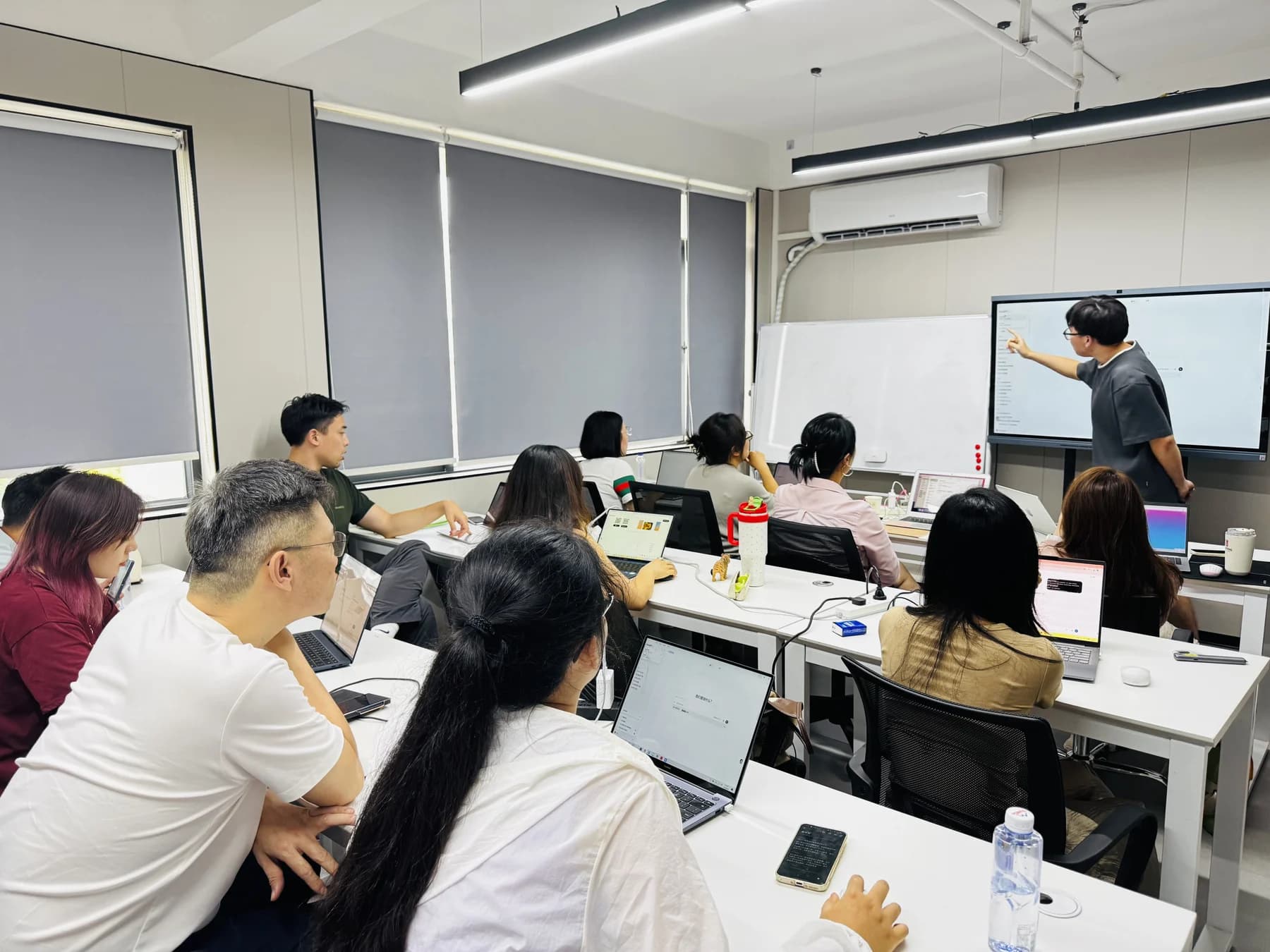 过往实操课堂中，学员带着笔记本电脑练习，讲师在屏幕前示范